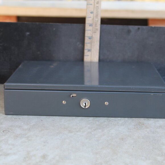 Vintage Locking Cash Box With Key - Picture 6 of 7